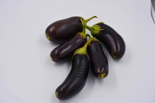 Aubergines Fraîches Bleues Violettes Récemment Cueillies Disposées Sur Fond Blanc — Photo