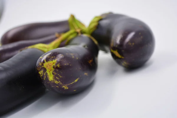 Aubergines Fraîches Bleues Violettes Récemment Cueillies Disposées Sur Fond Blanc — Photo