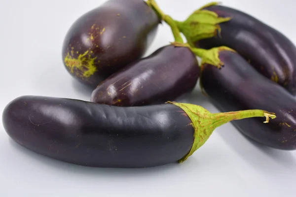 新鲜的蓝色 紫色茄子最近采摘和安排在一个成熟的白色背景 在乌克兰种植的美味蔬菜 每天的健康和健康食品 — 图库照片