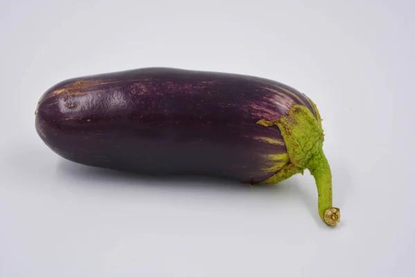 新鲜成熟的紫色 蓝色卷心菜位于白色的背景上 在乌克兰种植的美味蔬菜 每天的健康和健康食品 — 图库照片