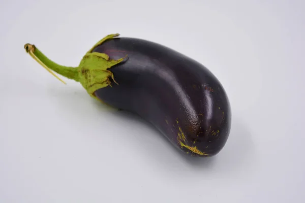 新鲜成熟的紫色 蓝色卷心菜位于白色的背景上 在乌克兰种植的美味蔬菜 每天的健康和健康食品 — 图库照片