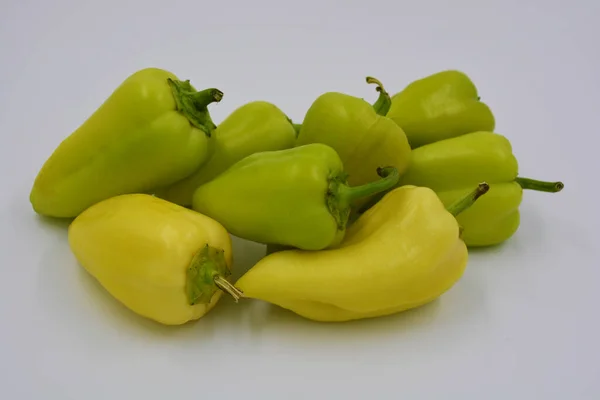 Čerstvé Žluté Zelené Papriky Horké Smutné Papriky Jsou Uspořádány Bílém — Stock fotografie