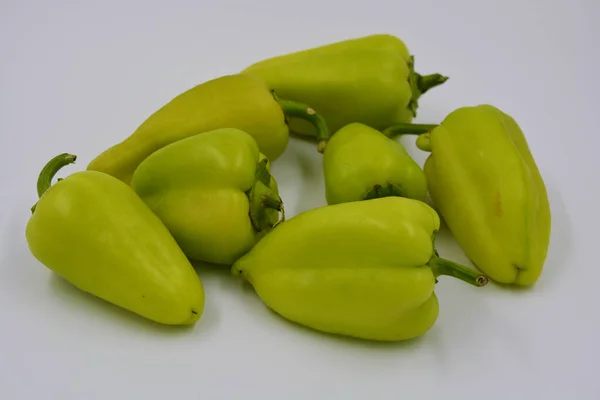 Čerstvé Žluté Zelené Papriky Horké Smutné Papriky Jsou Uspořádány Bílém — Stock fotografie