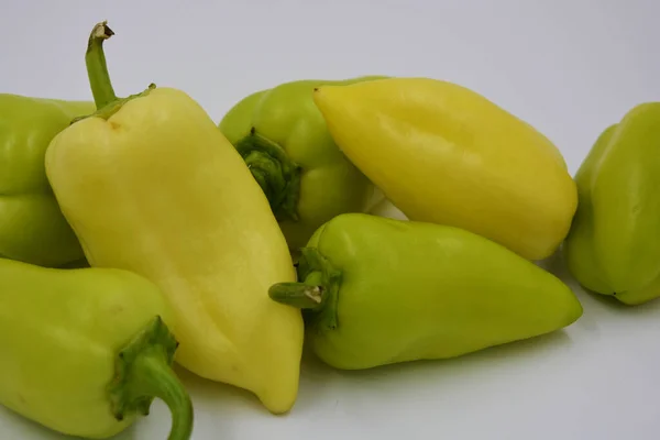 Verse Gele Groene Paprika Geen Hete Droevige Paprika Zijn Gerangschikt — Stockfoto