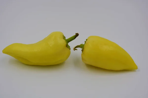 Dvě Papriky Horké Sladké Křupavé Papriky Jsou Uspořádány Bílém Pozadí — Stock fotografie