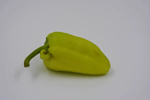 Jeden Zelený Paprika Horký Sladký Křupavý Pepř Nachází Bílém Pozadí — Stock fotografie