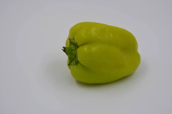 Jeden Zelený Paprika Horký Sladký Křupavý Pepř Nachází Bílém Pozadí — Stock fotografie