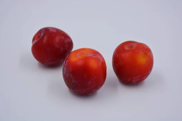 Trzy Dojrzałe Owoce Dużej Wiśniowej Śliwki Deserowej Wczesnej Odmiany Rosnącej — Zdjęcie stockowe