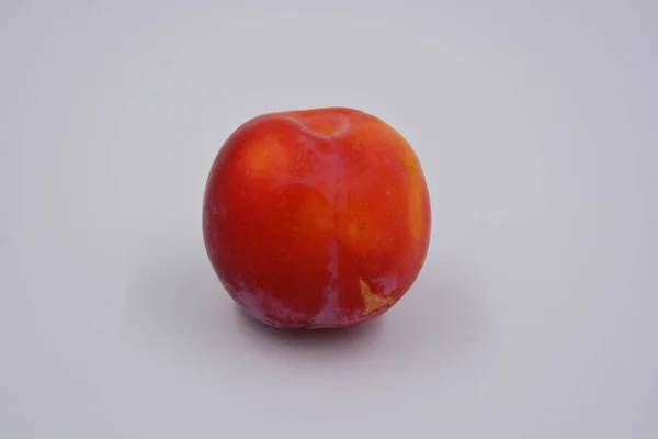一个大的甜食樱桃李子的大果实 是一种早期的品种 生长在乌克兰 浪费甜甜的 健康的水果对你的健康和生命有好处 — 图库照片