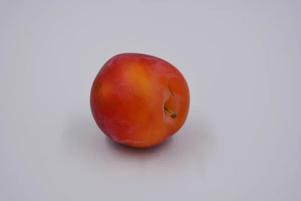 一个大的甜食樱桃李子的大果实 是一种早期的品种 生长在乌克兰 浪费甜甜的 健康的水果对你的健康和生命有好处 — 图库照片