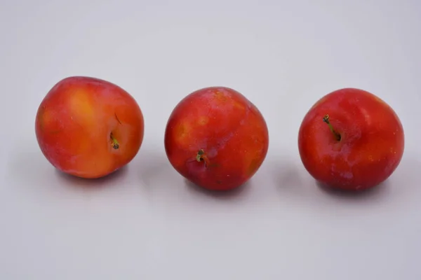 Τρία Ώριμα Φρούτα Από Ένα Μεγάλο Επιδόρπιο Δαμάσκηνο Κεράσι Μια — Φωτογραφία Αρχείου