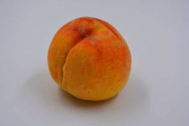 Büyük bir şeftali, beyaz arka planda büyük bir Ukrayna şeftalisi. Her gün için sağlıklı ve harika yemekler..