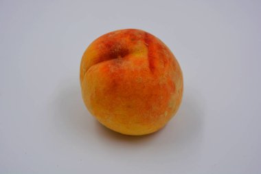 Büyük bir şeftali, beyaz arka planda büyük bir Ukrayna şeftalisi. Her gün için sağlıklı ve harika yemekler..