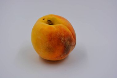 Büyük bir şeftali, beyaz arka planda büyük bir Ukrayna şeftalisi. Her gün için sağlıklı ve harika yemekler..