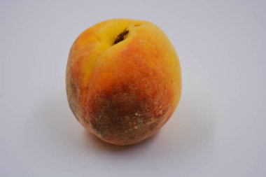 Büyük bir şeftali, beyaz arka planda büyük bir Ukrayna şeftalisi. Her gün için sağlıklı ve harika yemekler..