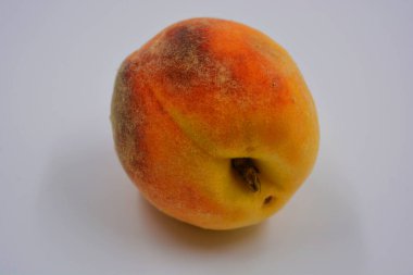 Büyük bir şeftali, beyaz arka planda büyük bir Ukrayna şeftalisi. Her gün için sağlıklı ve harika yemekler..