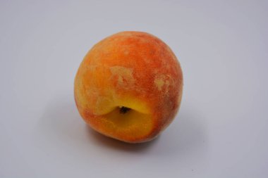 Büyük bir şeftali, beyaz arka planda büyük bir Ukrayna şeftalisi. Her gün için sağlıklı ve harika yemekler..