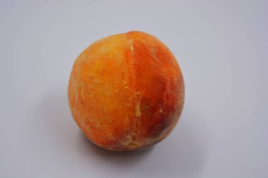 Büyük bir şeftali, beyaz arka planda büyük bir Ukrayna şeftalisi. Her gün için sağlıklı ve harika yemekler..