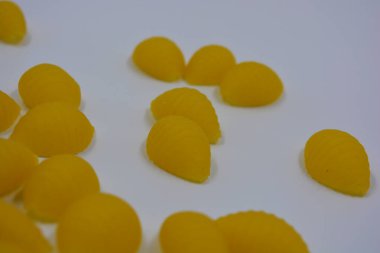 İtalyan sarı makarnası buğdaydan yapılmış, vermicelli kabukları beyaz arka plana saçılmış..