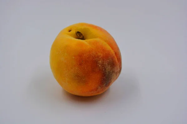 1つの大きな桃 大きなウクライナの桃の白い背景に位置する 毎日の健康的で素晴らしい食べ物 — ストック写真