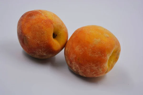 白いプレートの上に2つの大きな熟れた赤オレンジ色のおいしい桃 毎日の健康的で素晴らしい食べ物 — ストック写真