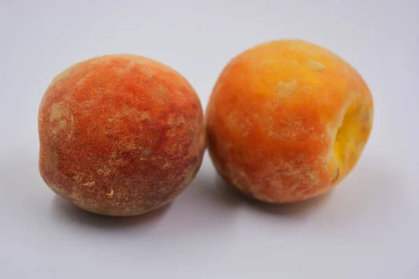 Два Больших Спелых Красно Оранжевых Вкусных Персика Расположенных Белой Тарелке — стоковое фото
