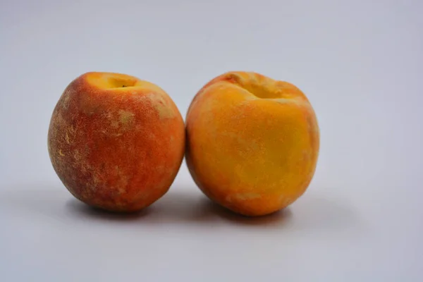 Két Nagy Érett Vörös Narancs Ízletes Őszibarack Található Egy Fehér — Stock Fotó