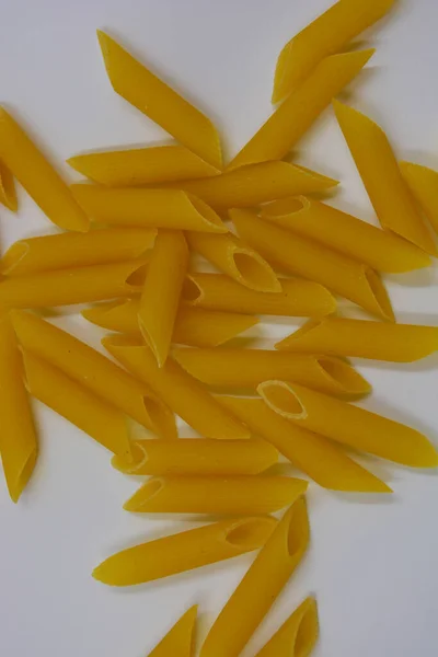 Italské Žluté Těstoviny Nudle Těstoviny Tvrdé Pšeničné Peří Roztroušené Bílém — Stock fotografie