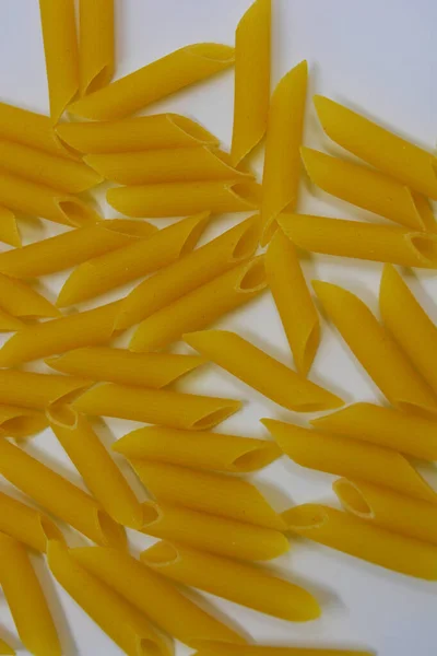Ιταλικά Κίτρινα Ζυμαρικά Ζυμαρικά Φτερά Σκληρού Σιταριού Διασκορπισμένα Λευκό Φόντο — Φωτογραφία Αρχείου