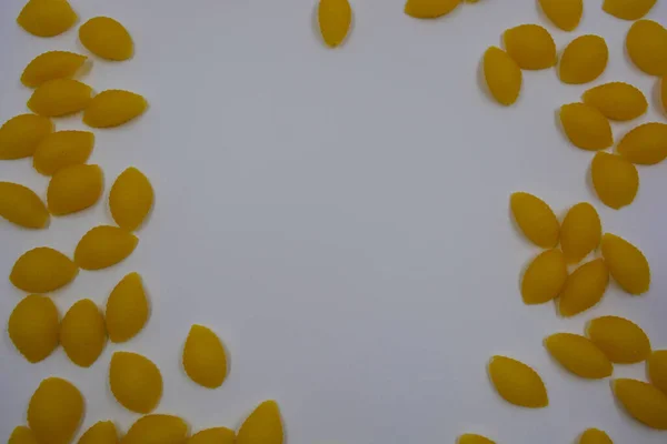 Italské Žluté Těstoviny Pšenice Tvrdé Vermicelli Skořápky Roztroušené Bílém Pozadí — Stock fotografie