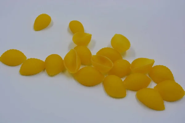 Włoski Żółty Makaron Pszenicy Durum Muszle Vermicelli Rozrzucone Białym Tle — Zdjęcie stockowe