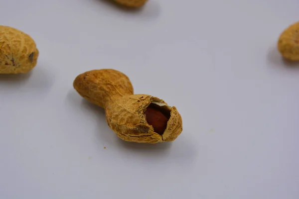 Natürliche Erdnüsse Ihrer Eigenen Schale Die Auf Verschiedene Arten Geöffnet — Stockfoto