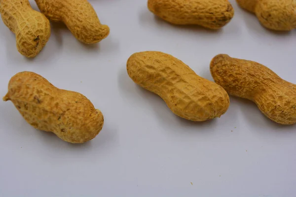 Kacang Alami Dalam Cangkang Coklat Mereka Sendiri Terletak Pada Latar — Stok Foto