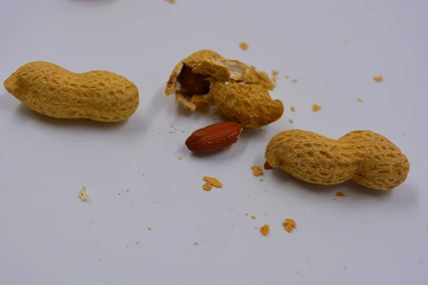 Natürliche Erdnüsse Ihrer Eigenen Schale Die Auf Verschiedene Arten Geöffnet — Stockfoto