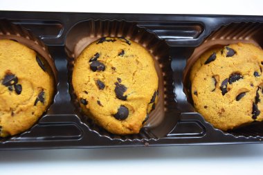 Beyaz arka planda çikolata parçaları olan çok tatlı kurabiyeler. Ukrayna 'nın popüler kurabiyeleri, pişmiş sütün tadı çok tatmin edici..