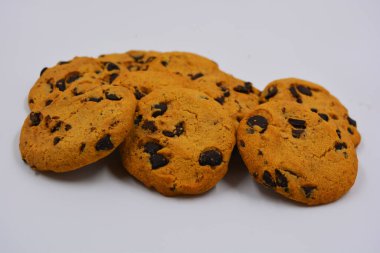 Beyaz arka planda çikolata parçaları olan çok tatlı kurabiyeler. Ukrayna 'nın popüler kurabiyeleri, pişmiş sütün tadı çok tatmin edici..