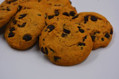 Beyaz arka planda çikolata parçaları olan çok tatlı kurabiyeler. Ukrayna 'nın popüler kurabiyeleri, pişmiş sütün tadı çok tatmin edici..