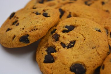 Beyaz arka planda çikolata parçaları olan çok tatlı kurabiyeler. Ukrayna 'nın popüler kurabiyeleri, pişmiş sütün tadı çok tatmin edici..