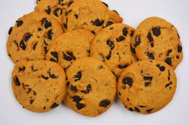 Beyaz arka planda çikolata parçaları olan çok tatlı kurabiyeler. Ukrayna 'nın popüler kurabiyeleri, pişmiş sütün tadı çok tatmin edici..