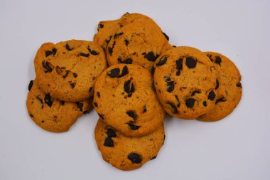 Beyaz arka planda çikolata parçaları olan çok tatlı kurabiyeler. Ukrayna 'nın popüler kurabiyeleri, pişmiş sütün tadı çok tatmin edici..