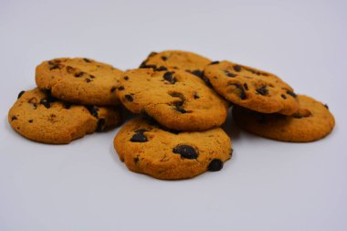 Beyaz arka planda çikolata parçaları olan çok tatlı kurabiyeler. Ukrayna 'nın popüler kurabiyeleri, pişmiş sütün tadı çok tatmin edici..