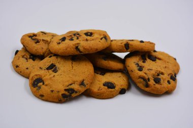 Beyaz arka planda çikolata parçaları olan çok tatlı kurabiyeler. Ukrayna 'nın popüler kurabiyeleri, pişmiş sütün tadı çok tatmin edici..