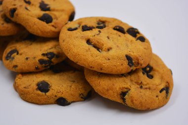 Beyaz arka planda çikolata parçaları olan çok tatlı kurabiyeler. Ukrayna 'nın popüler kurabiyeleri, pişmiş sütün tadı çok tatmin edici..