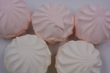 Havadar, hafif ve diyet Ukrayna tatlısı beyaz ve pembe elma soslu marshmallow beyaz bir arka planda güzelce yerleştirilmiş..