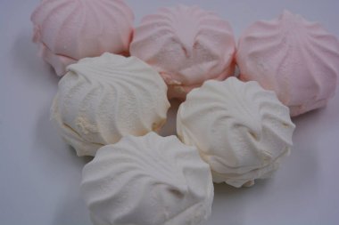 Havadar, hafif ve diyet Ukrayna tatlısı beyaz ve pembe elma soslu marshmallow beyaz bir arka planda güzelce yerleştirilmiş..