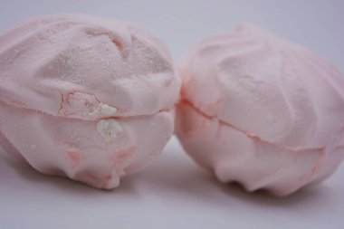 Havadar, hafif ve diyet Ukrayna tatlısı beyaz ve pembe elma soslu marshmallow beyaz bir arka planda güzelce yerleştirilmiş..