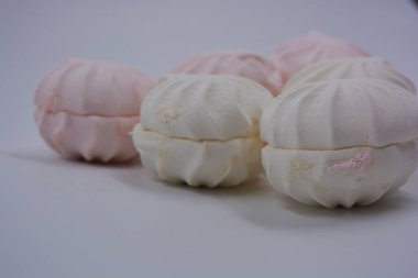 Havadar, hafif ve diyet Ukrayna tatlısı beyaz ve pembe elma soslu marshmallow beyaz bir arka planda güzelce yerleştirilmiş..