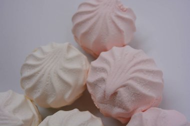 Havadar, hafif ve diyet Ukrayna tatlısı beyaz ve pembe elma soslu marshmallow beyaz bir arka planda güzelce yerleştirilmiş..