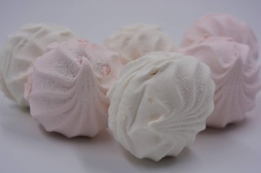 Havadar, hafif ve diyet Ukrayna tatlısı beyaz ve pembe elma soslu marshmallow beyaz bir arka planda güzelce yerleştirilmiş..