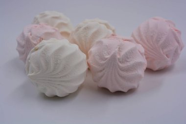 Havadar, hafif ve diyet Ukrayna tatlısı beyaz ve pembe elma soslu marshmallow beyaz bir arka planda güzelce yerleştirilmiş..